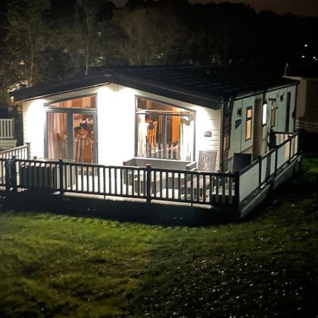 Luxury Lodge On Edge Of New Forest And 800M From Sea Entertainment And Leisure Passes Included Milford on Sea Exterior photo
