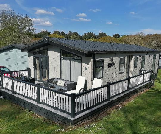Luxury Lodge On Edge Of New Forest And 800M From Sea Entertainment And Leisure Passes Included Milford on Sea Exterior photo