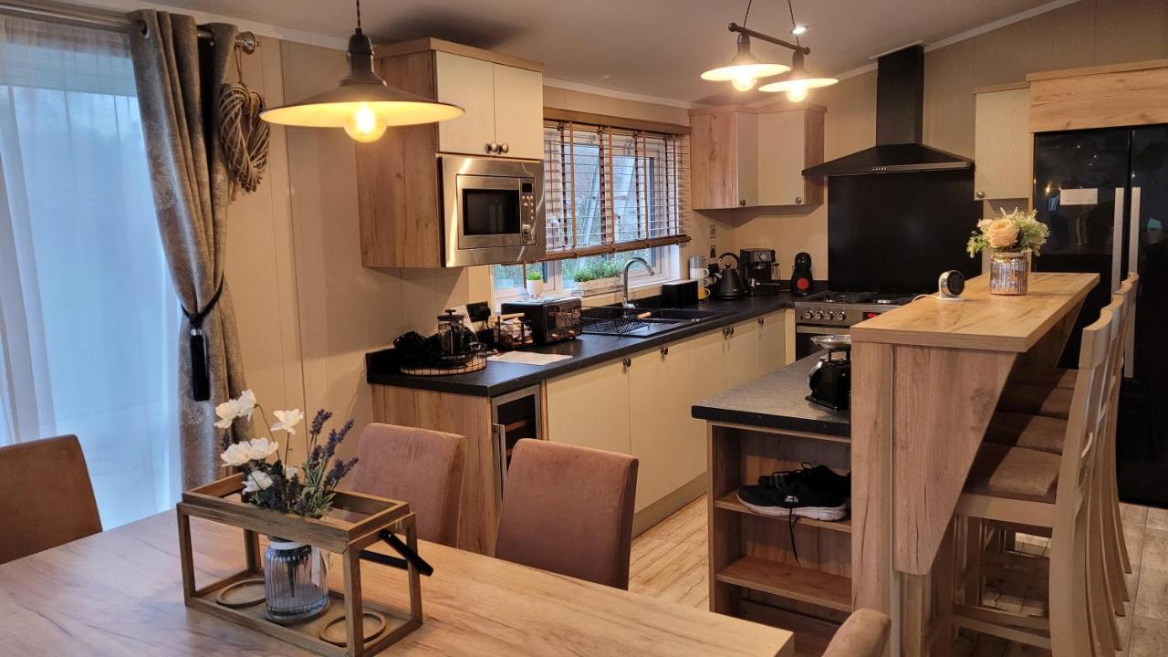 Luxury Lodge On Edge Of New Forest And 800M From Sea Entertainment And Leisure Passes Included Milford on Sea Exterior photo