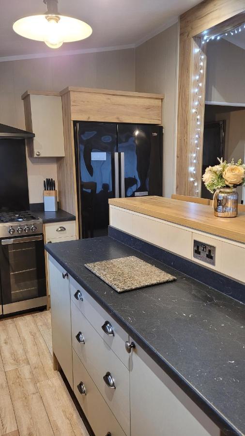 Luxury Lodge On Edge Of New Forest And 800M From Sea Entertainment And Leisure Passes Included Milford on Sea Exterior photo
