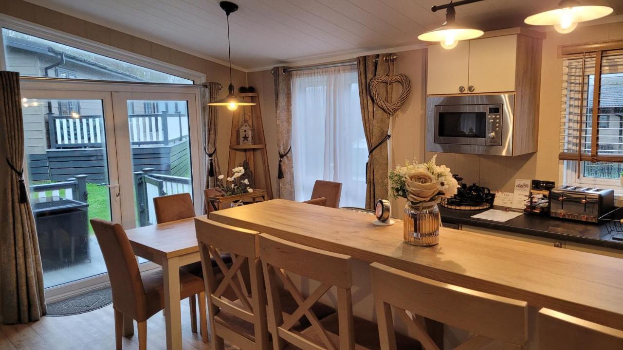 Luxury Lodge On Edge Of New Forest And 800M From Sea Entertainment And Leisure Passes Included Milford on Sea Exterior photo