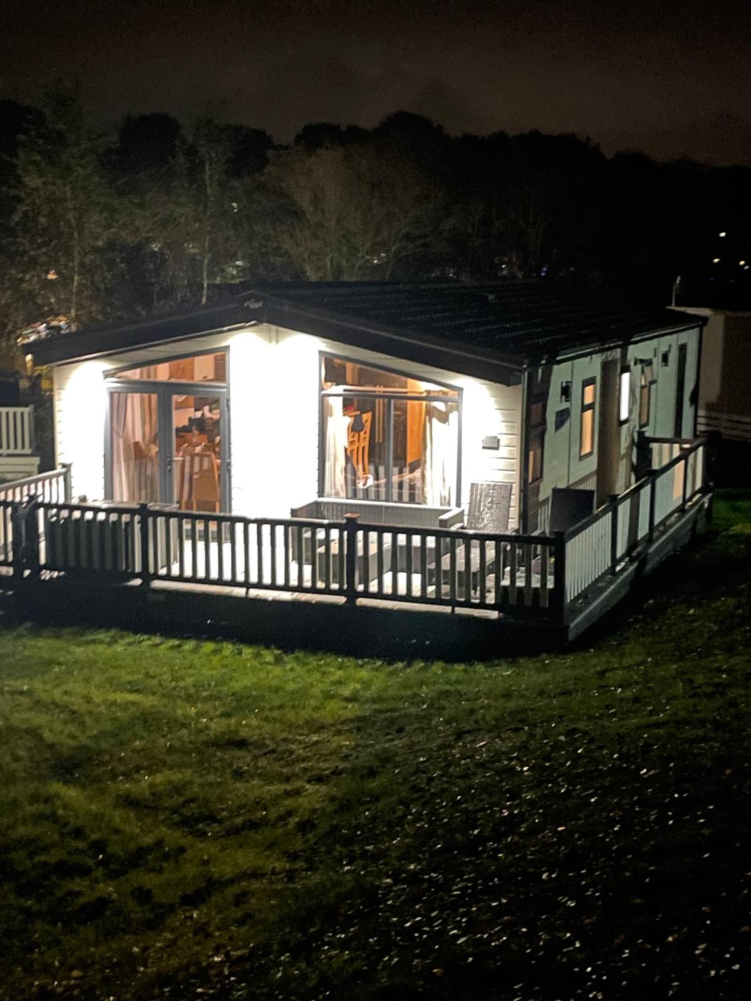 Luxury Lodge On Edge Of New Forest And 800M From Sea Entertainment And Leisure Passes Included Milford on Sea Exterior photo